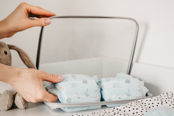 jak pakuję pieluszki do żłobka w organizer przezroczysty na suwak hyggie pack