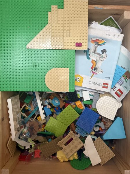 Porozwalane klocki LEGO przed przechowywaniem w Hyggie Pack i saszetkach strunowych