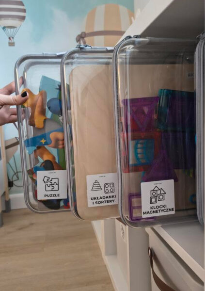 organizacja zabawek, IKEA KALLAX, przechowywanie zabawek, LEGO, Hot Wheels, pokój dziecka, organizer na zabawki, porządek w pokoju dziecka HYGGIE PACK ORGANIZER NA SUWAK PRZEROCZYSTY