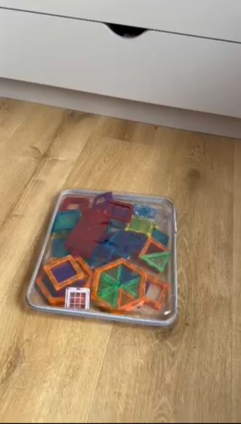 przezroczysty pojemnik na suwak hyggie pack na klocki magnetyczne Connetix. polecany przez rodziców i organizatorki przestrzeni