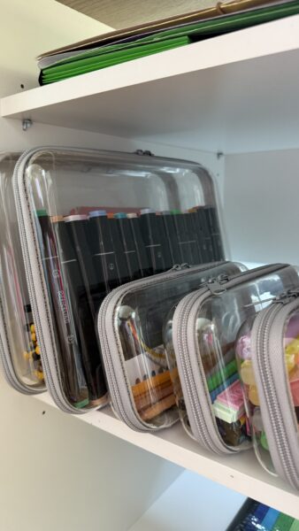 Organizacja materiałów plastycznych dziecka w organizerach Hyggie Pack