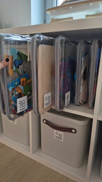 Szuflada KALLAX z lalkami i organizerami Hyggie Pack.