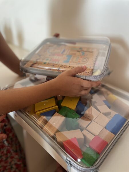 Część pomocy Montessori przechowuję poza półką. Kiedy dziecko traci zainteresowanie daną aktywnością, odkładam ją na jakiś czas i wracam do niej po kilku tygodniach.