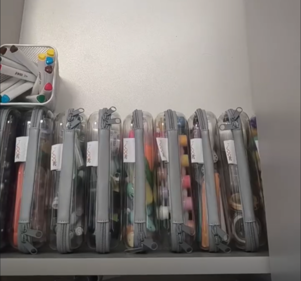 organizacja szyflady kreatywnej przybory plastelina kredki oraz rysunki dziecka