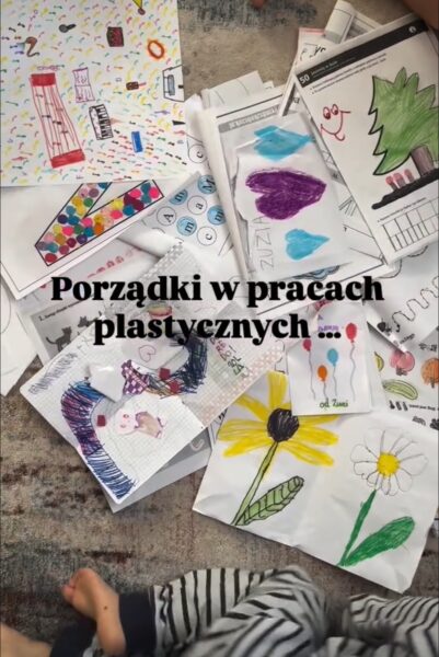 stos rysunków i prac plastycznych dziecka